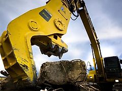 Epiroc BP2050 Betonpulverisierer mit OQ70/55 18-27 to Trägergerät